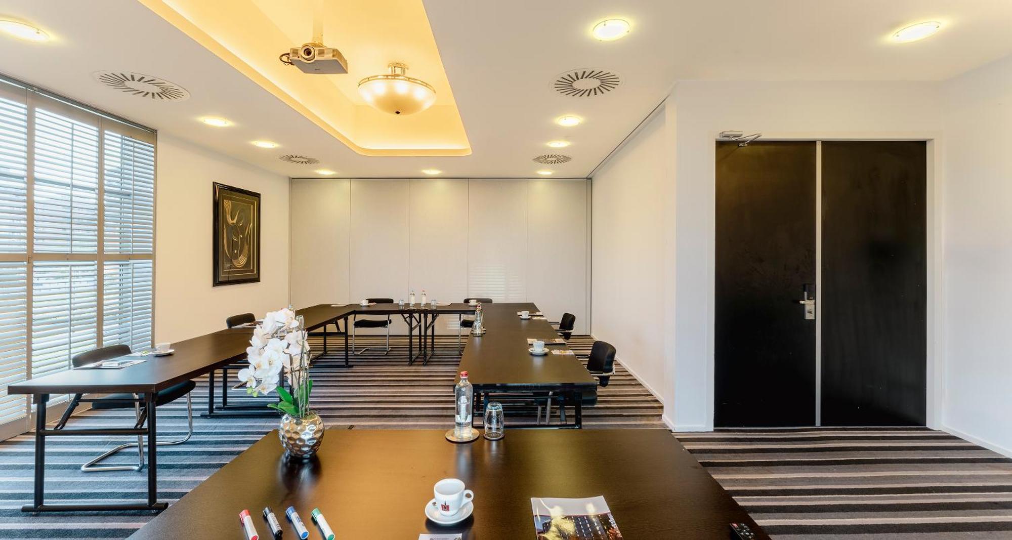 Plaza Premium Grand Winston Hotel Rijswijk Exterior photo